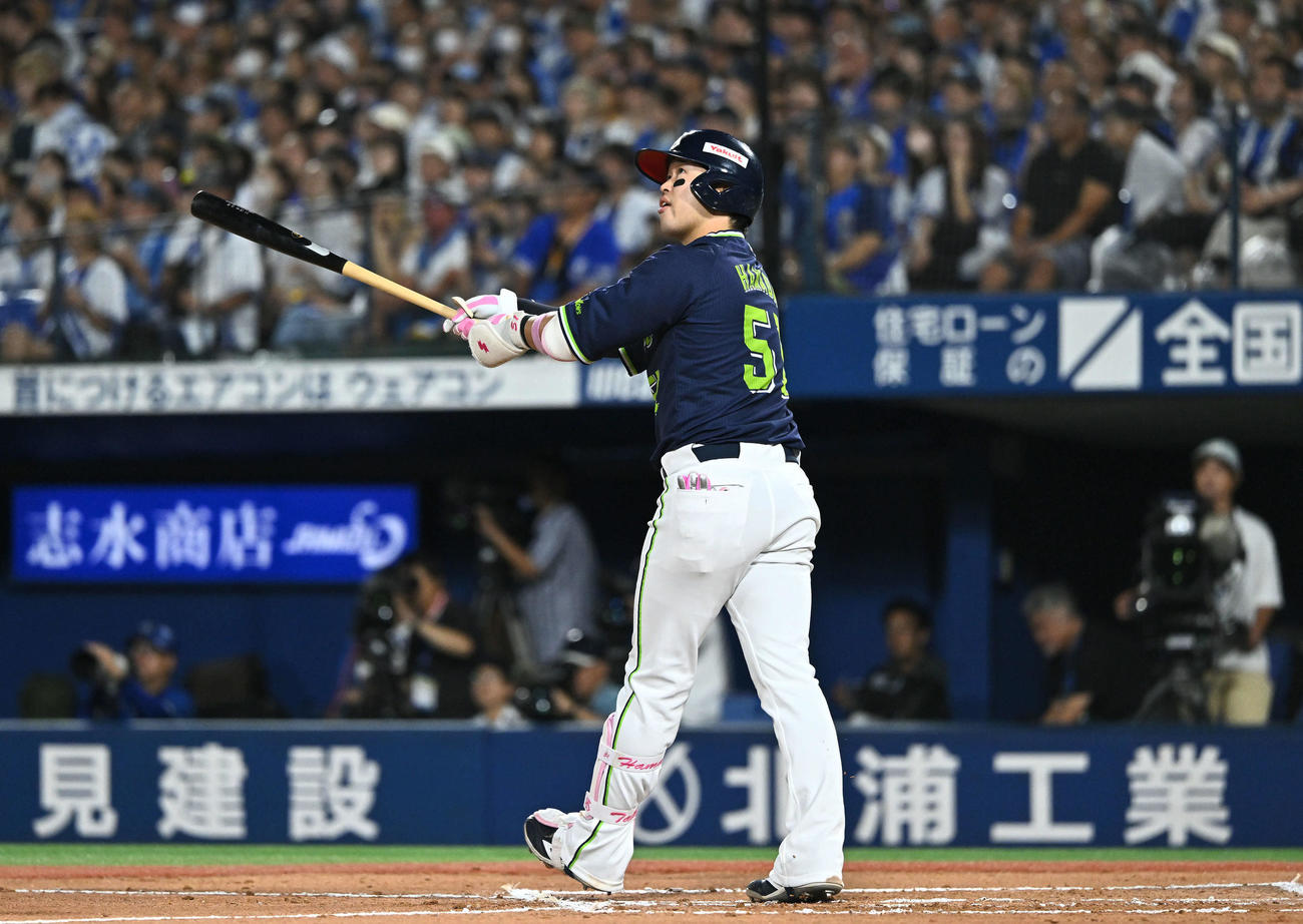 DeNA対ヤクルト　6回表ヤクルト無死、浜田は左越え先制ソロ本塁打を放つ（撮影・滝沢徹郎）