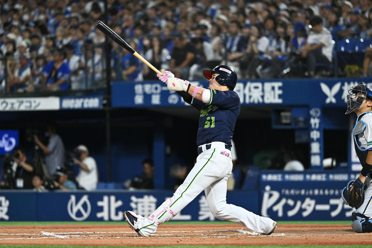 DeNA対ヤクルト　6回表ヤクルト無死、浜田は左越え先制ソロ本塁打を放つ（撮影・滝沢徹郎）