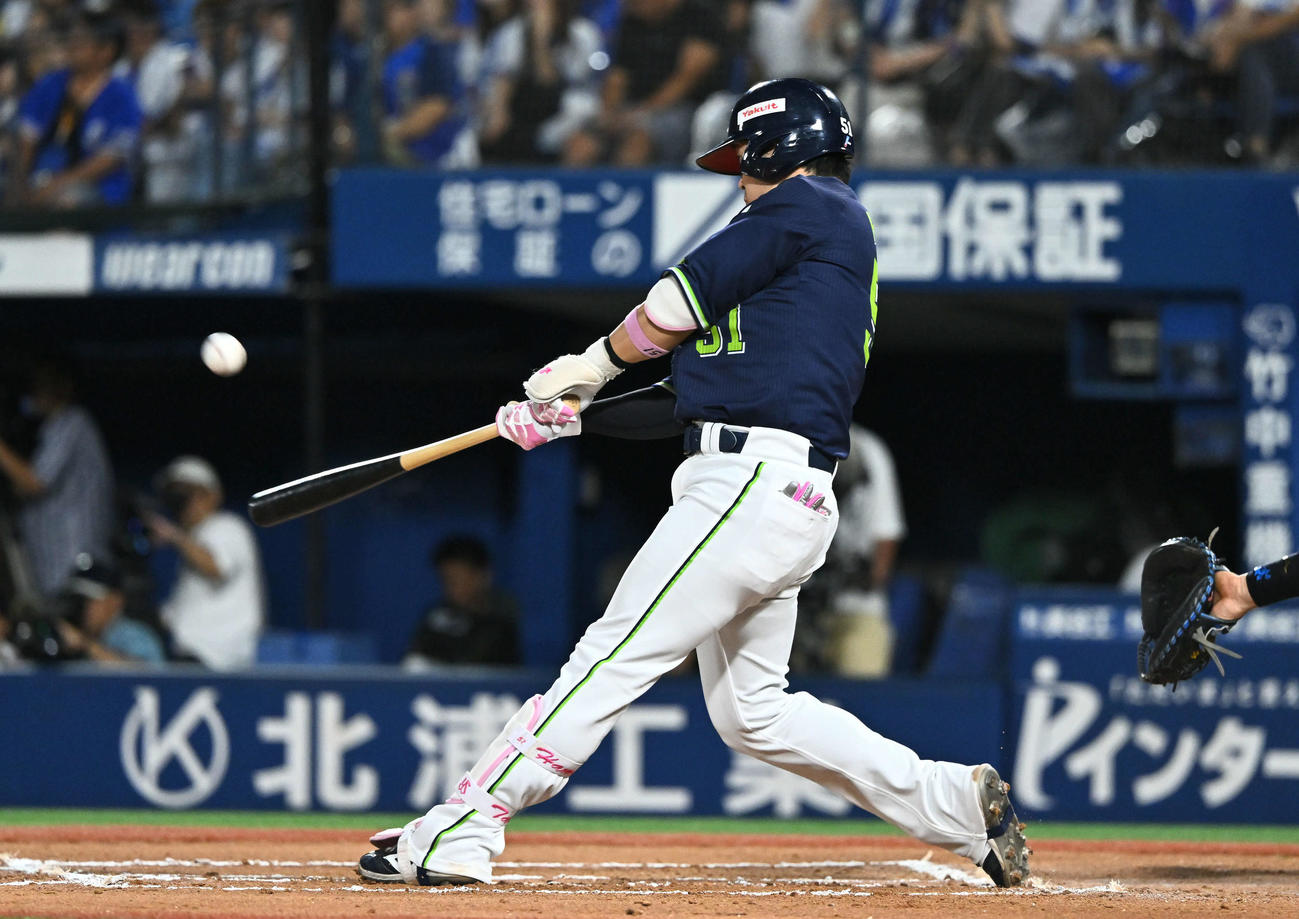 DeNA対ヤクルト　6回表ヤクルト無死、浜田は左越え先制ソロ本塁打を放つ（撮影・滝沢徹郎）