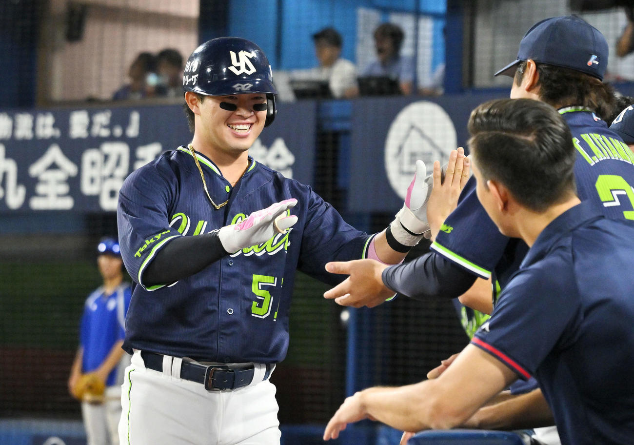 DeNA対ヤクルト　6回表ヤクルト無死、先制ソロ本塁打を放った浜田は生還しチームメートとタッチをかわす（撮影・滝沢徹郎）
