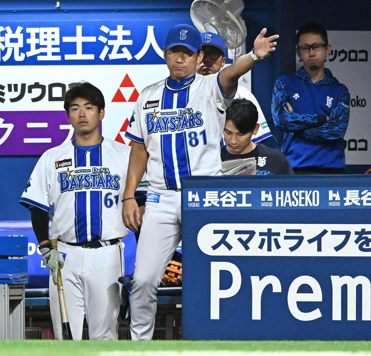DeNA対ヤクルト　9回裏、交代を告げるDeNA三浦監督（中央）（撮影・滝沢徹郎）