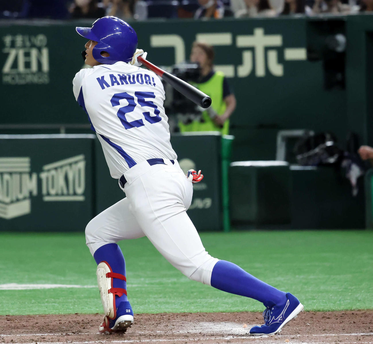 JFE東日本対王子　3回裏王子無死一塁、右越えに2点本塁打を放つ神鳥（撮影・山本朝陽）