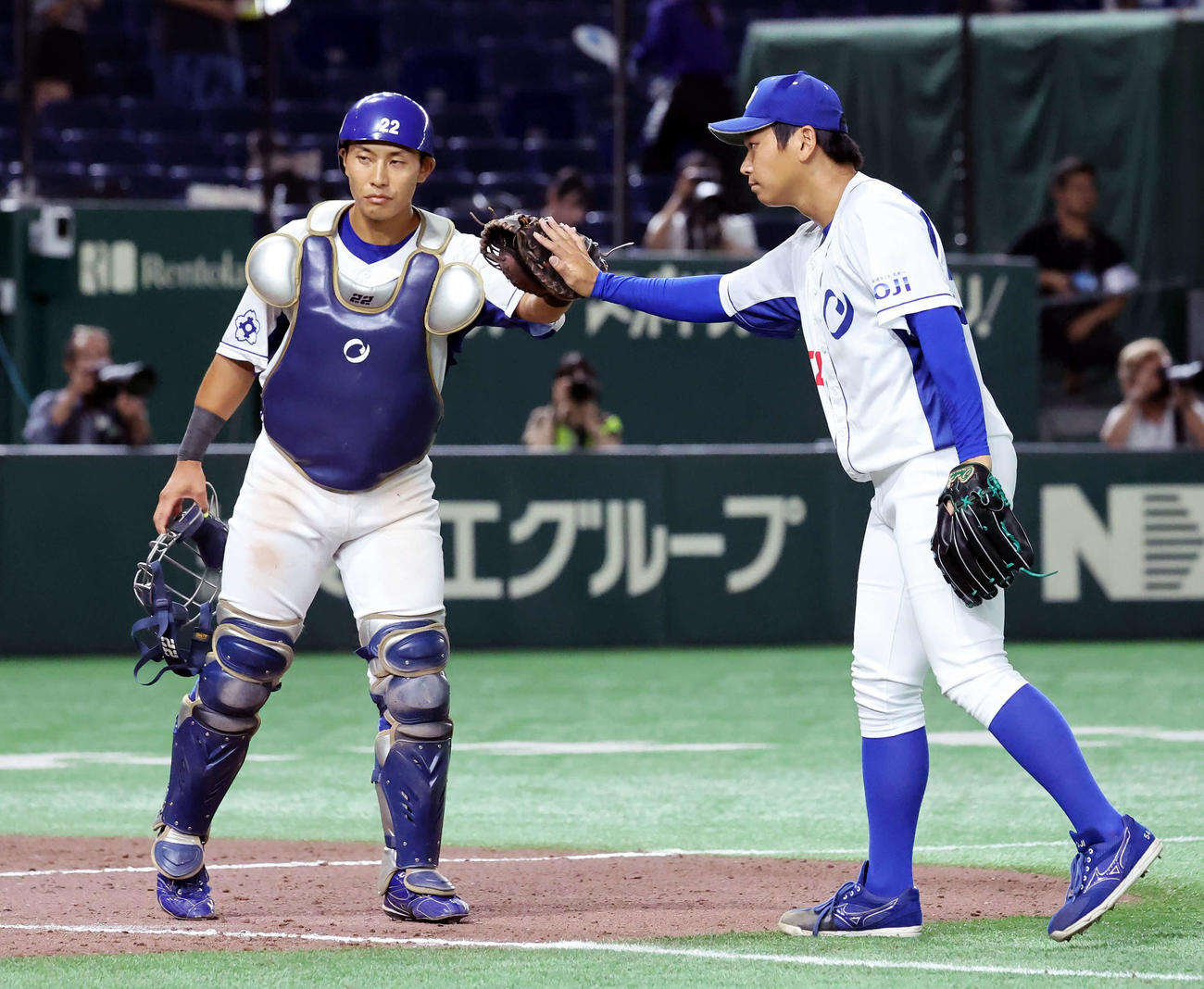 JFE東日本対王子　試合に勝利し、ハイタッチをする王子・柳橋投手（右）と細川捕手（撮影・山本朝陽）