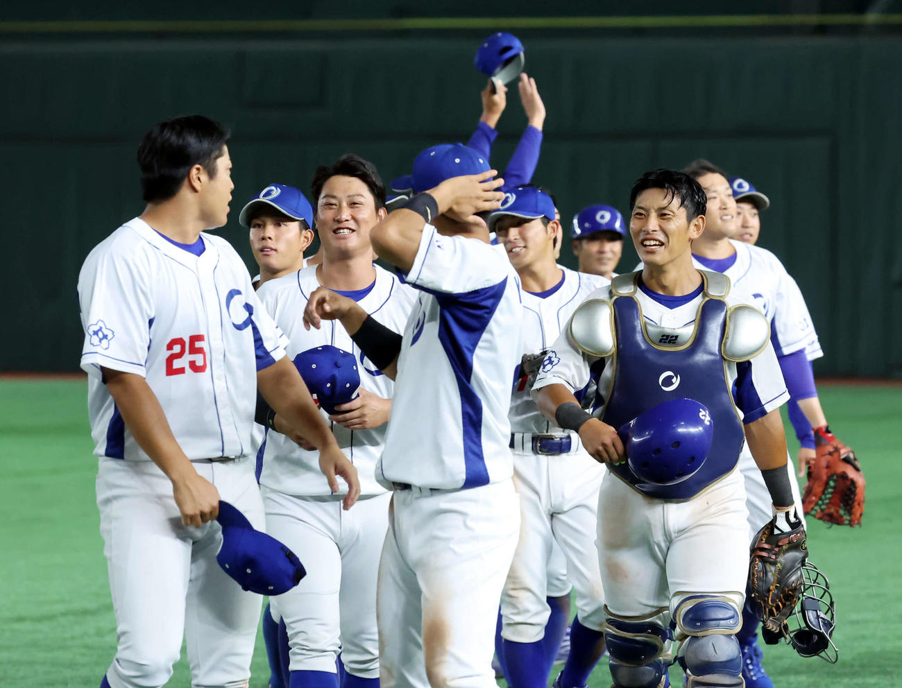 JFE東日本対王子　試合に勝利し、笑顔の王子ナイン（撮影・山本朝陽）