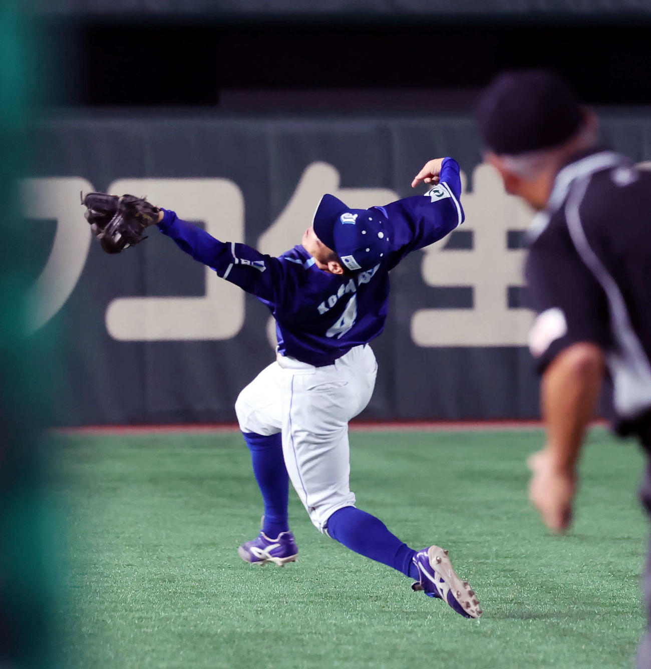 JFE東日本対王子　1回裏王子1死満塁、打球を好捕するJFE東日本小松遊撃手（撮影・山本朝陽）