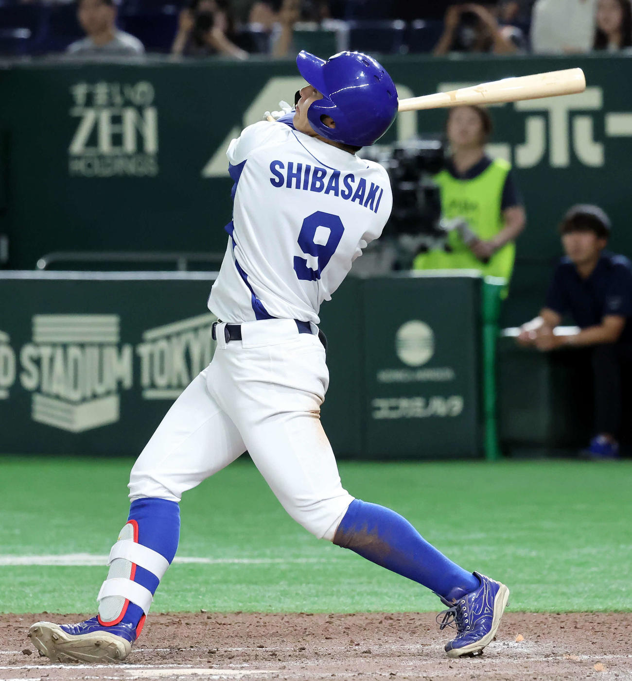 JFE東日本対王子　6回裏王子1死一塁、右越えに2点本塁打を放つ柴崎（撮影・山本朝陽）