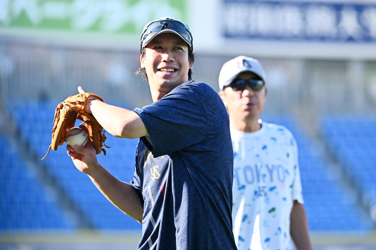 DeNA対ヤクルト　試合前練習で談笑するヤクルト山田（左）と高津監督（撮影・滝沢徹郎）