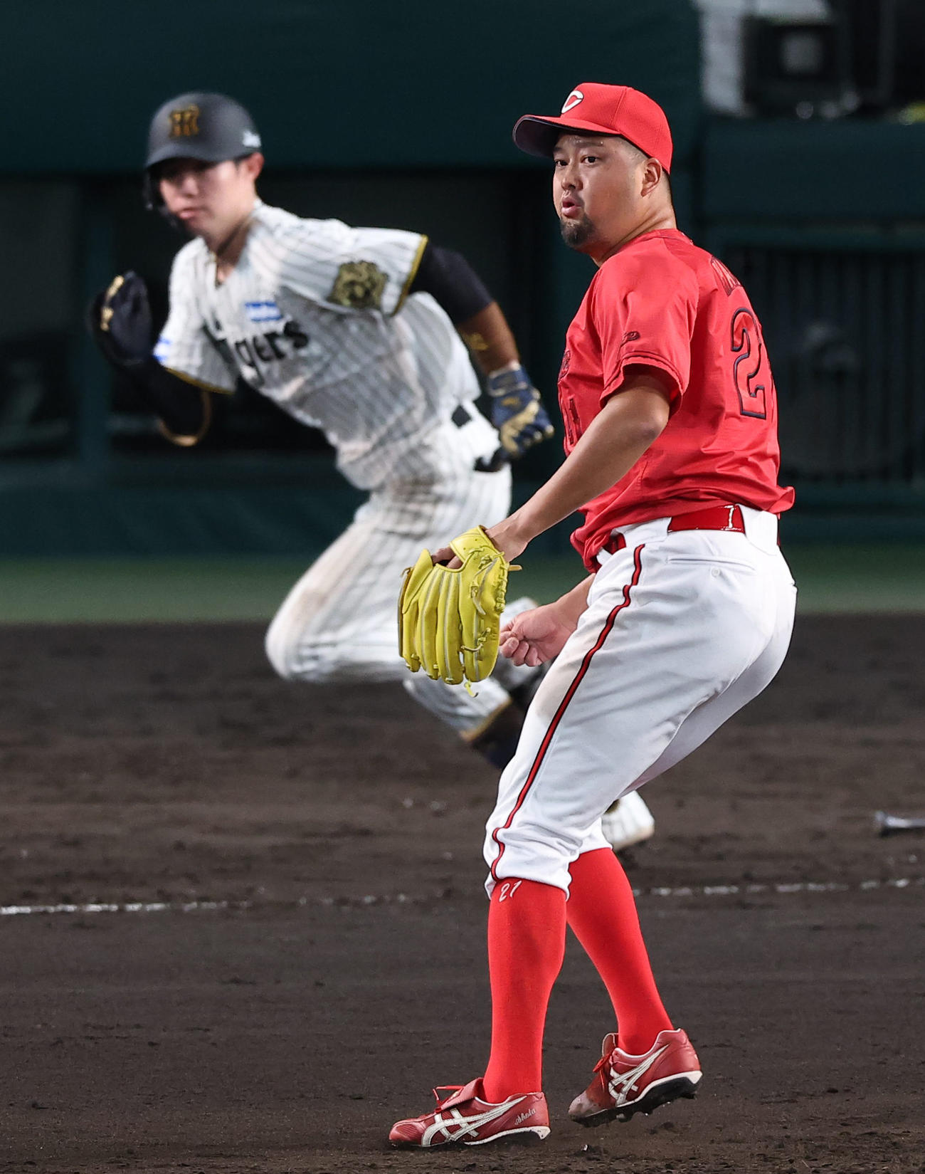 阪神対広島　7回裏阪神1死二塁、中崎（右）は中野に中前適時打を浴びる（撮影・上田博志）