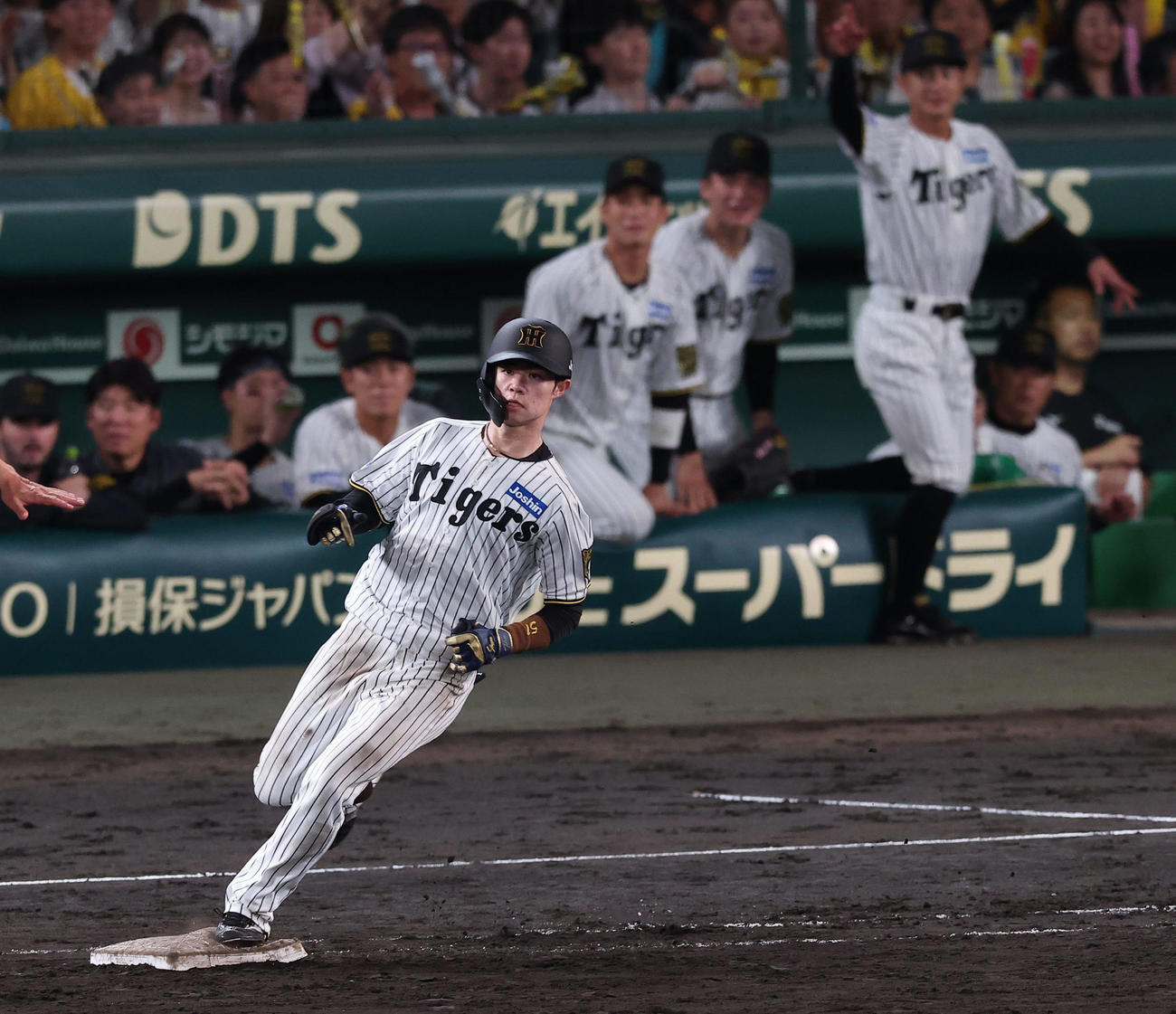 阪神対広島　7回裏阪神1死二塁、中野は中前に適時打を放つ（撮影・上田博志）