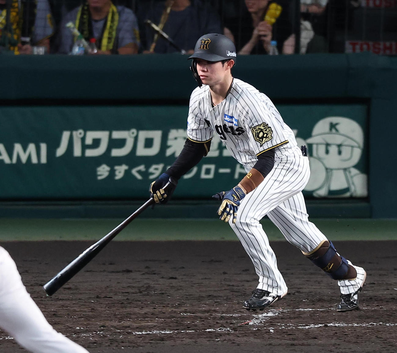 阪神対広島　4回裏阪神1死、中野はモンテロの敵失で出塁する（撮影・上田博志）