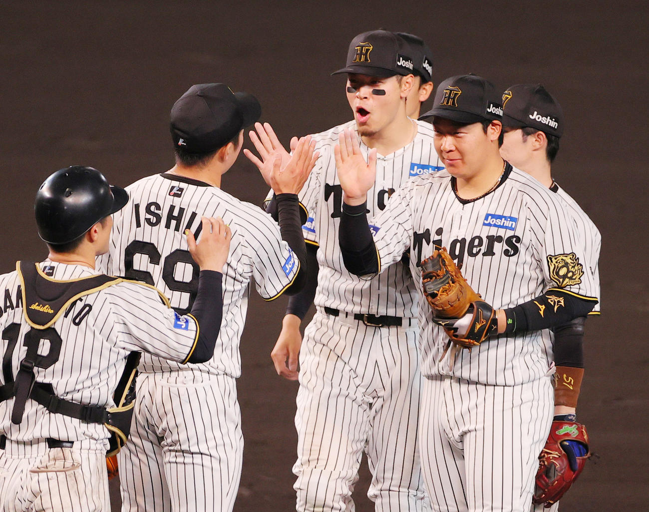 阪神対広島　広島に勝利し、タッチをかわす阪神ナイン（撮影・上山淳一）