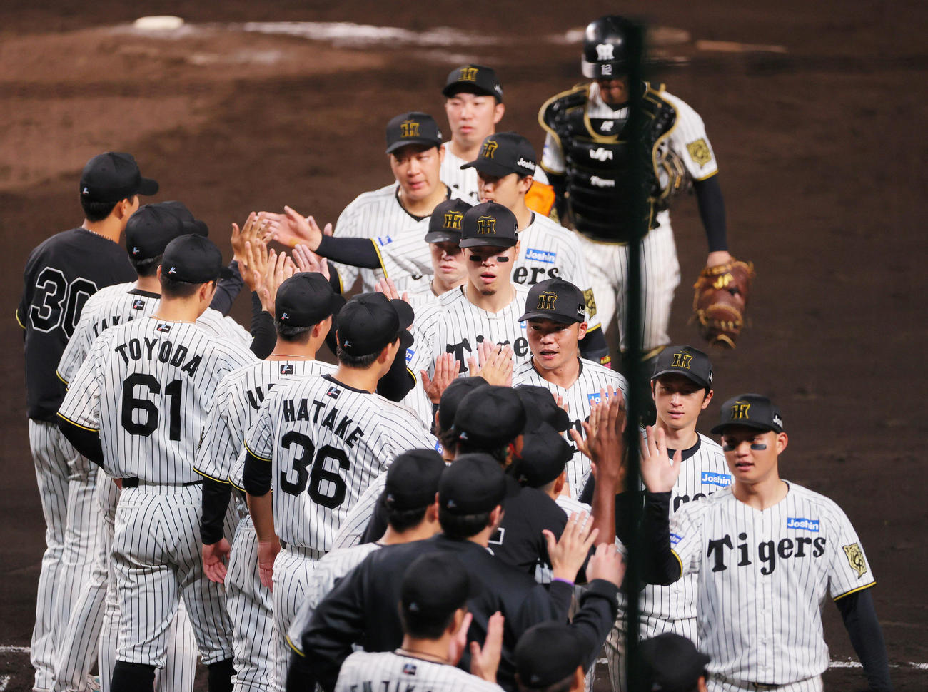 阪神対広島　広島に勝利し、タッチをかわす阪神ナイン（撮影・上山淳一）