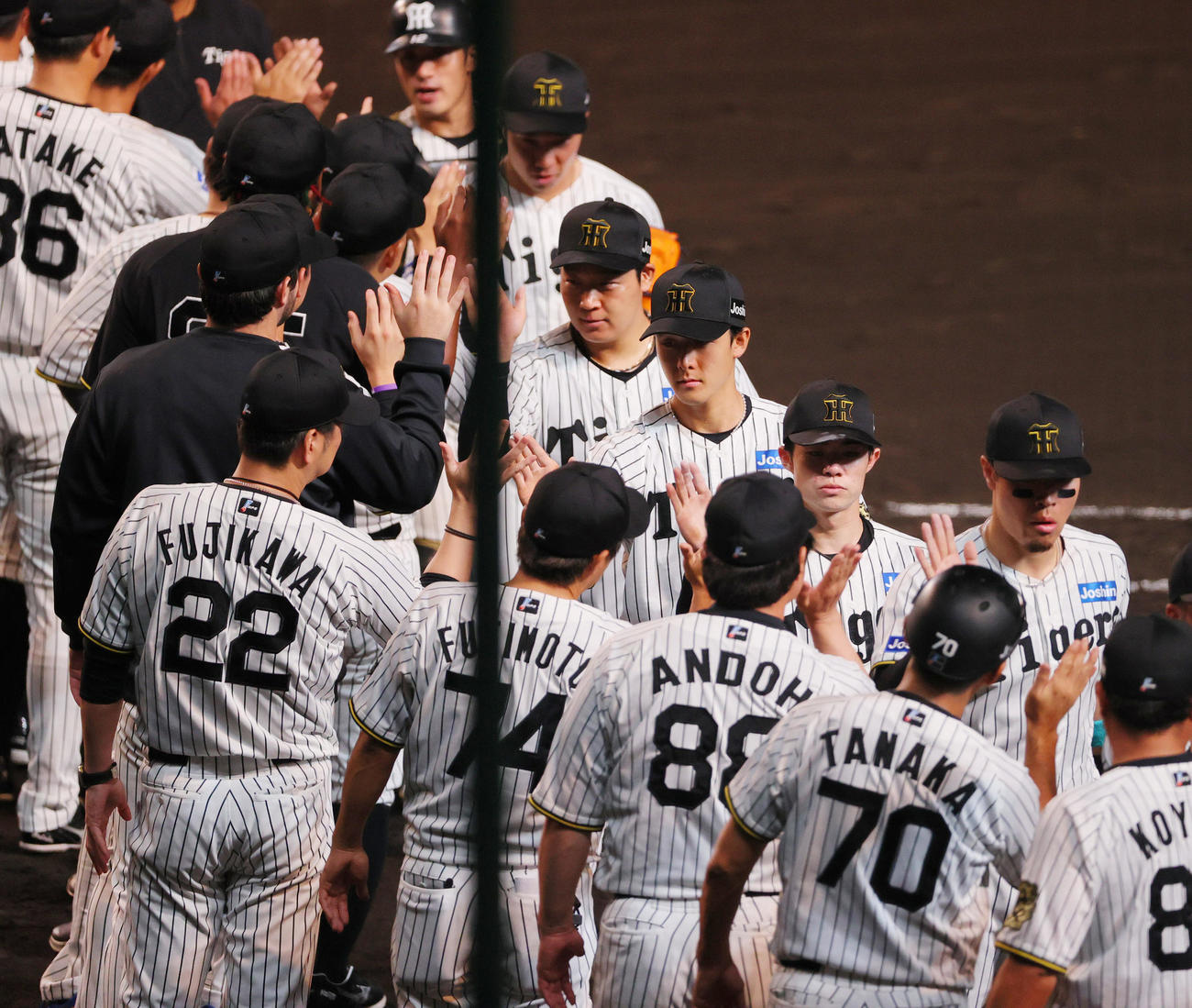 阪神対広島　広島に勝利し、タッチをかわす阪神ナイン（撮影・上山淳一）