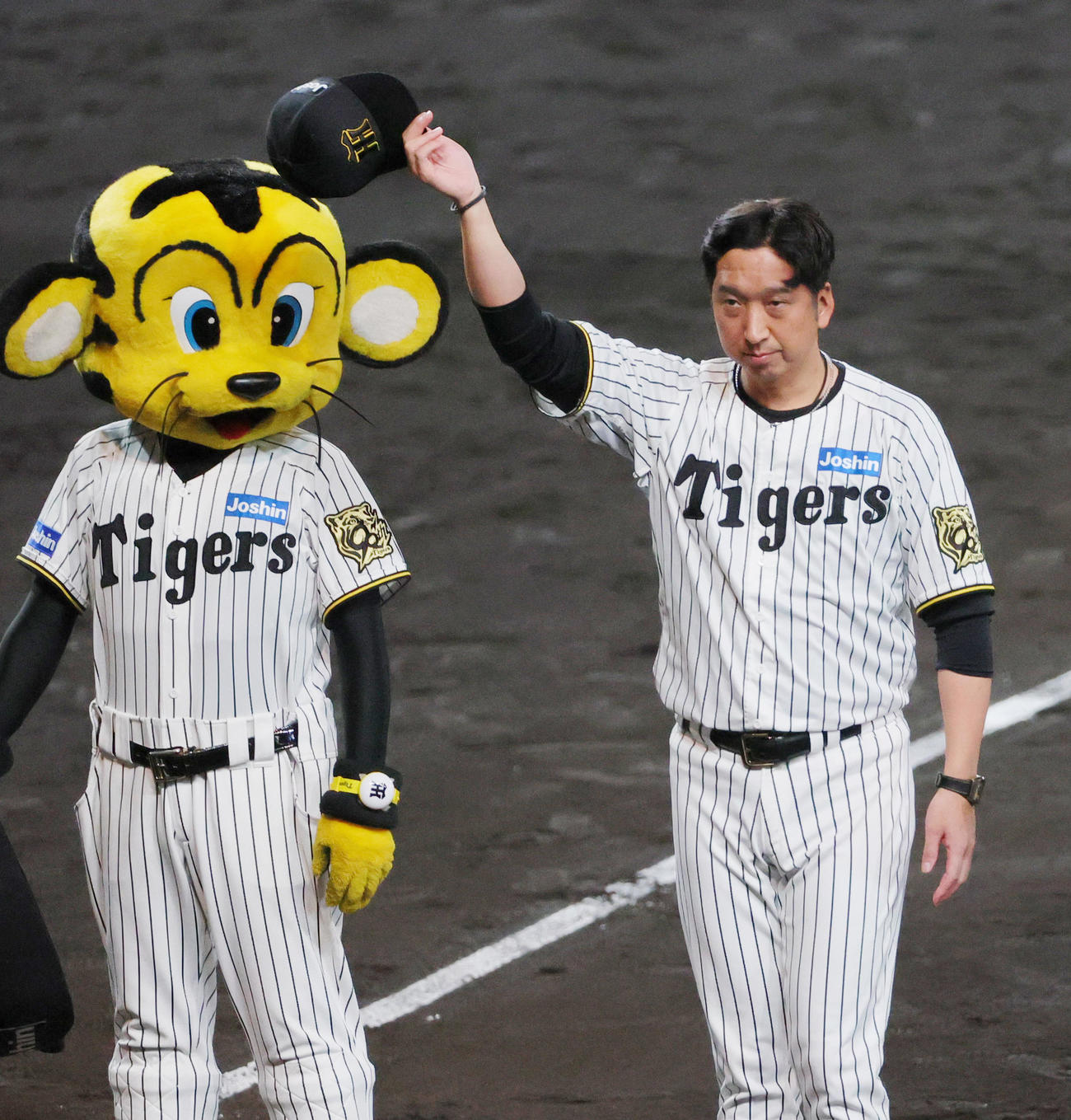 阪神対広島　広島に勝利し、スタンドのファンにあいさつする藤川監督（撮影・上山淳一）
