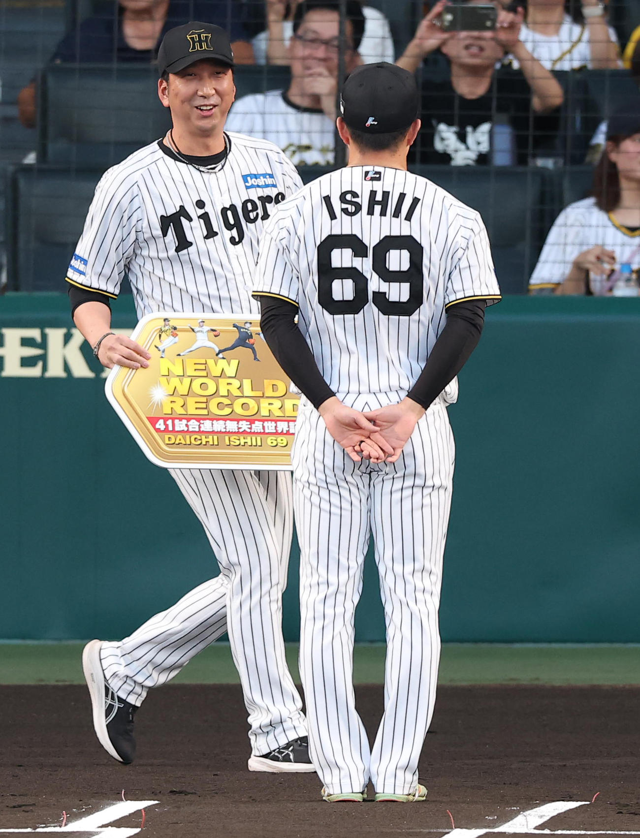 阪神対広島　藤川監督（左）は石井に41試合連続無失点世界記録達成のボードを手渡す（撮影・上田博志）
