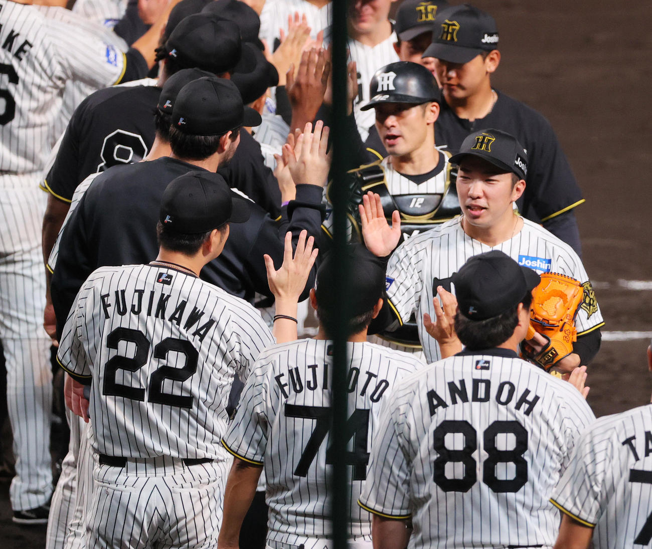 阪神対広島　試合を無失点で締めた石井（右）とハイタッチする藤川監督（撮影・上山淳一）