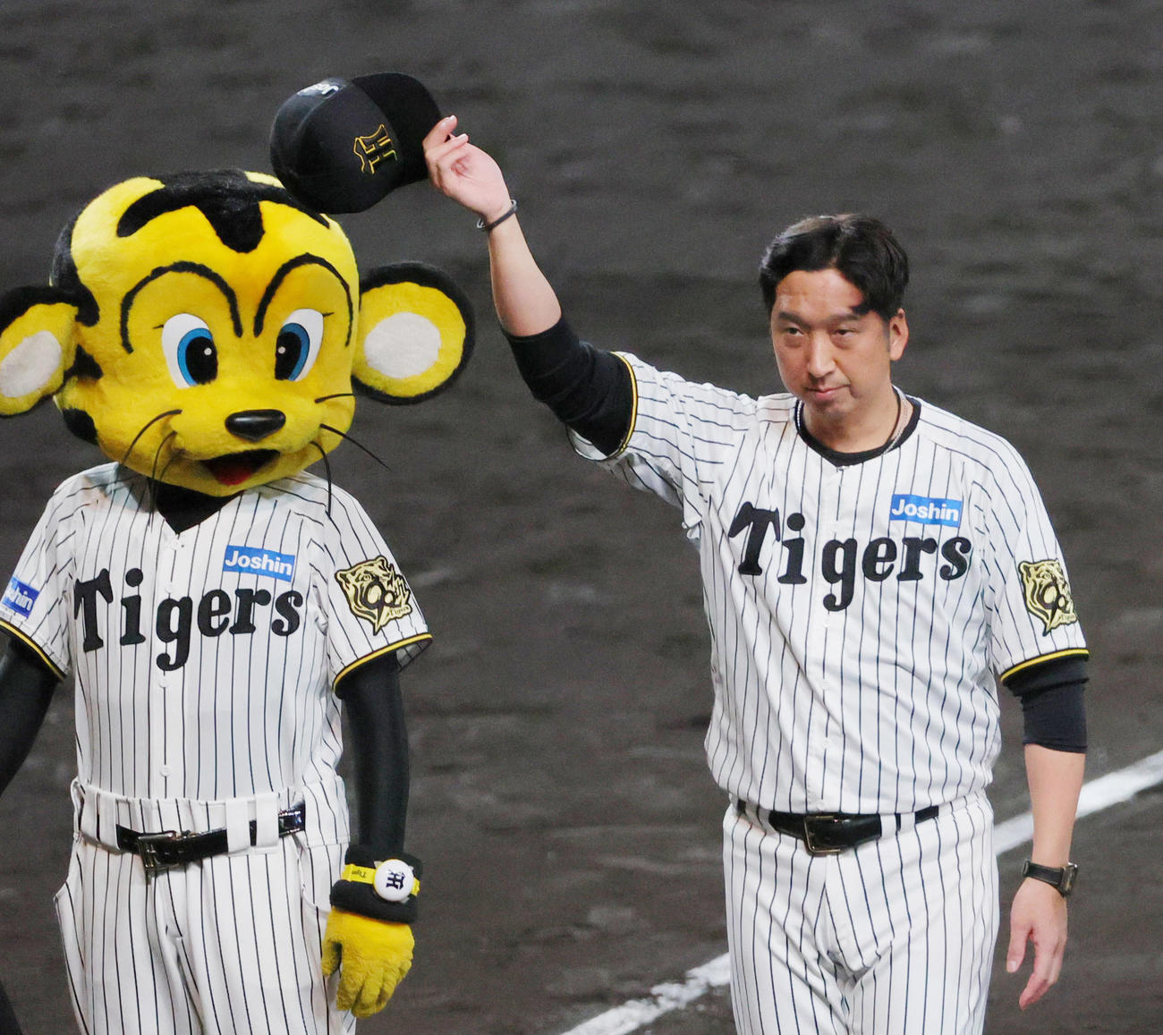 阪神対広島　広島に勝利し、スタンドのファンにあいさつする藤川監督（撮影・上山淳一）