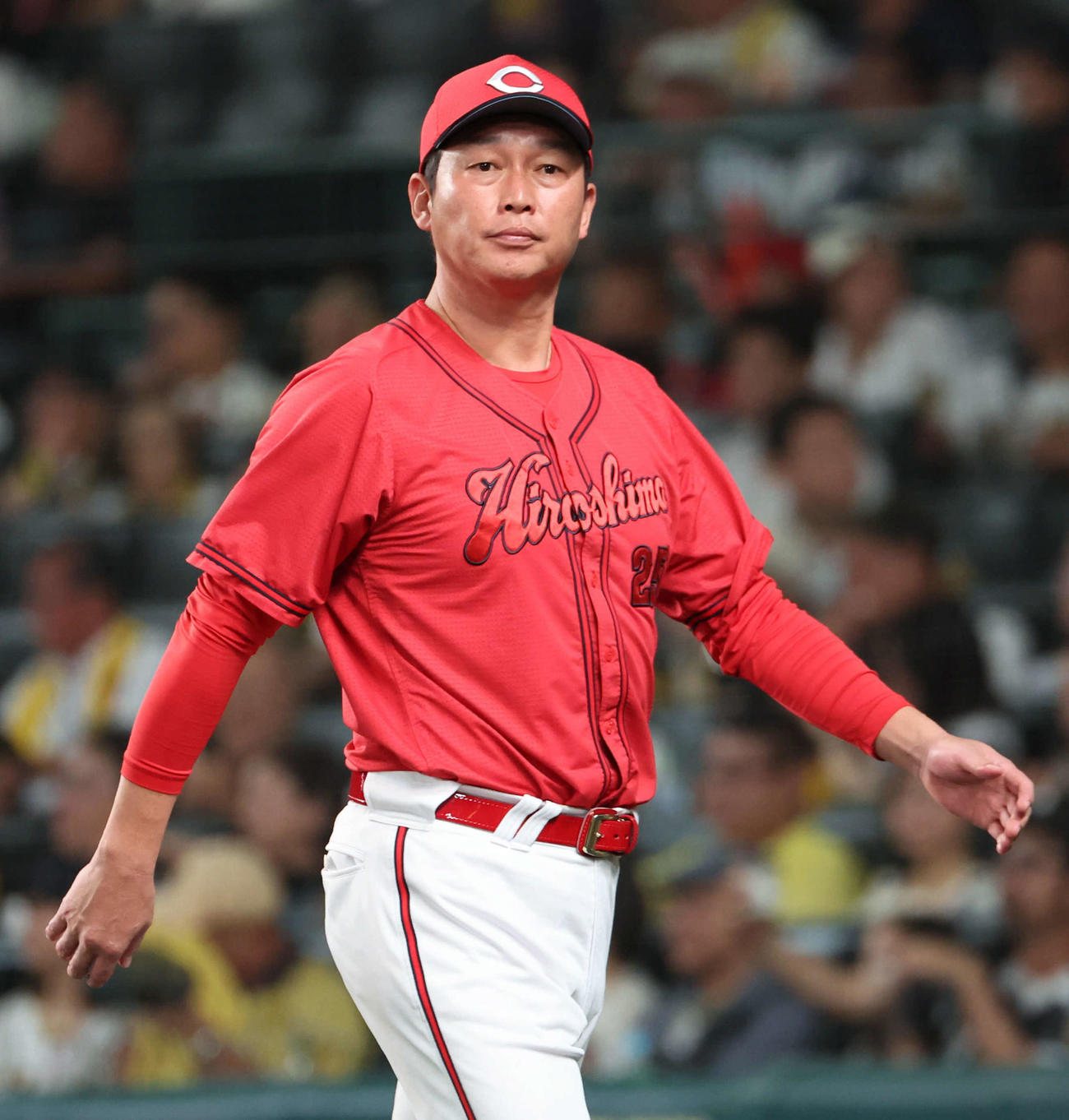 阪神対広島　7回の攻撃を終え、広島新井監督は選手交代を告げベンチに戻る（撮影・西尾就之）
