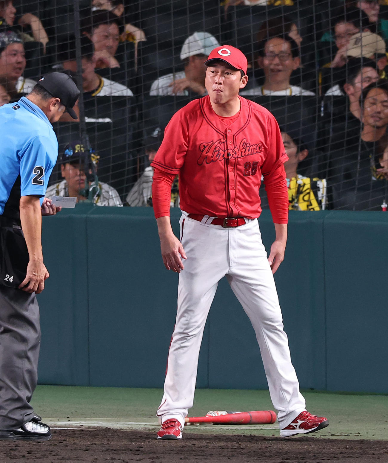 阪神対広島　新井監督は選手交代を告げる（撮影・上田博志）