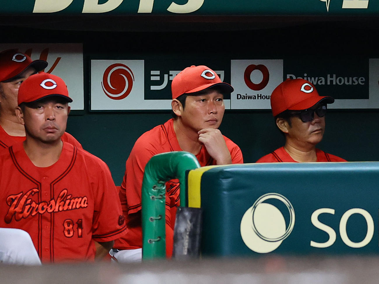 阪神対広島　7回、ベンチで浮かない表情を見せる広島新井監督（中央）（撮影・藤尾明華）