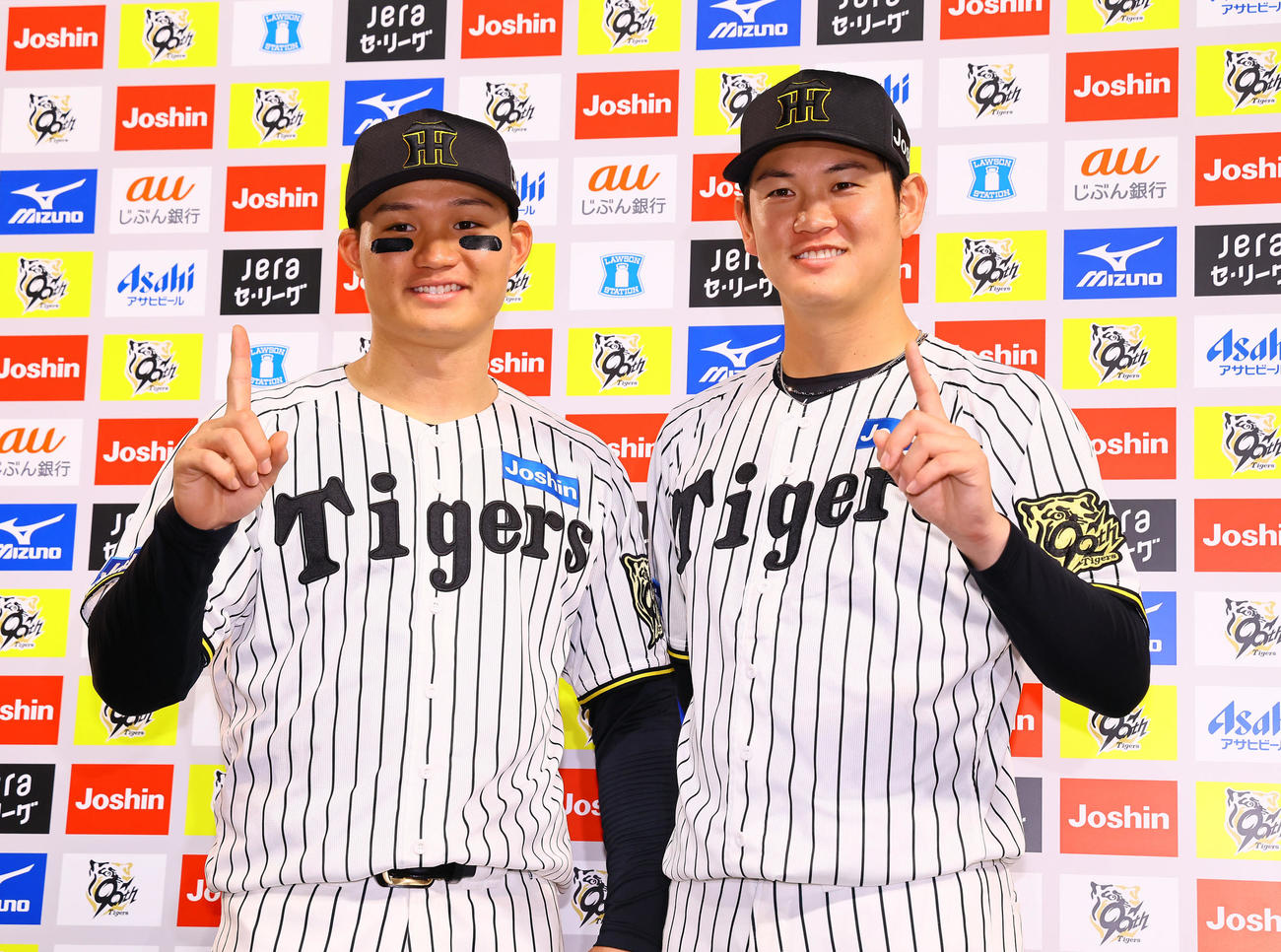 阪神対広島　お立ち台でマジック「1」を作る阪神森下（左）と及川（撮影・藤尾明華）