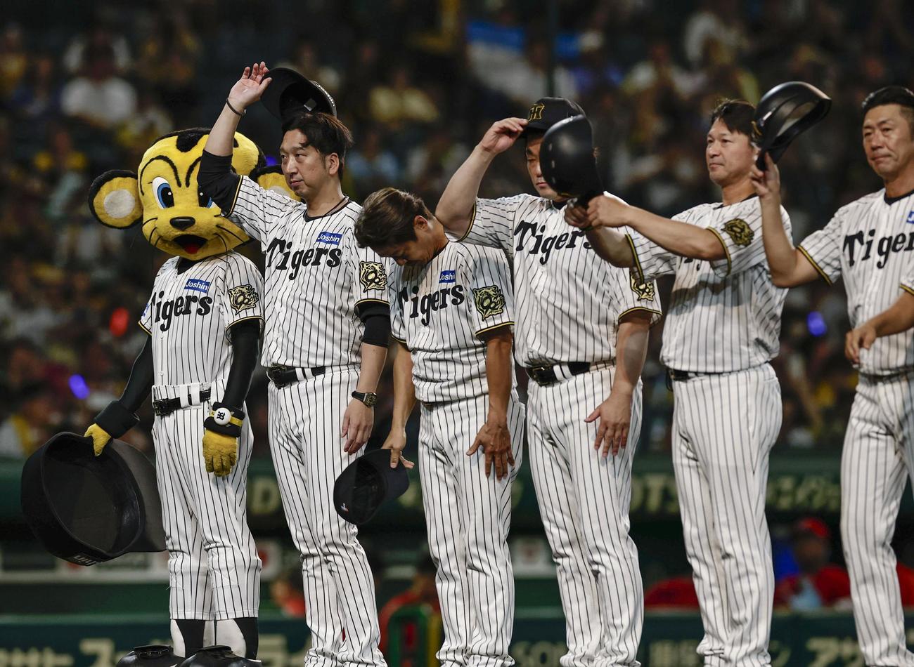 広島に勝利し、あいさつする阪神・藤川監督（左端）ら（共同）