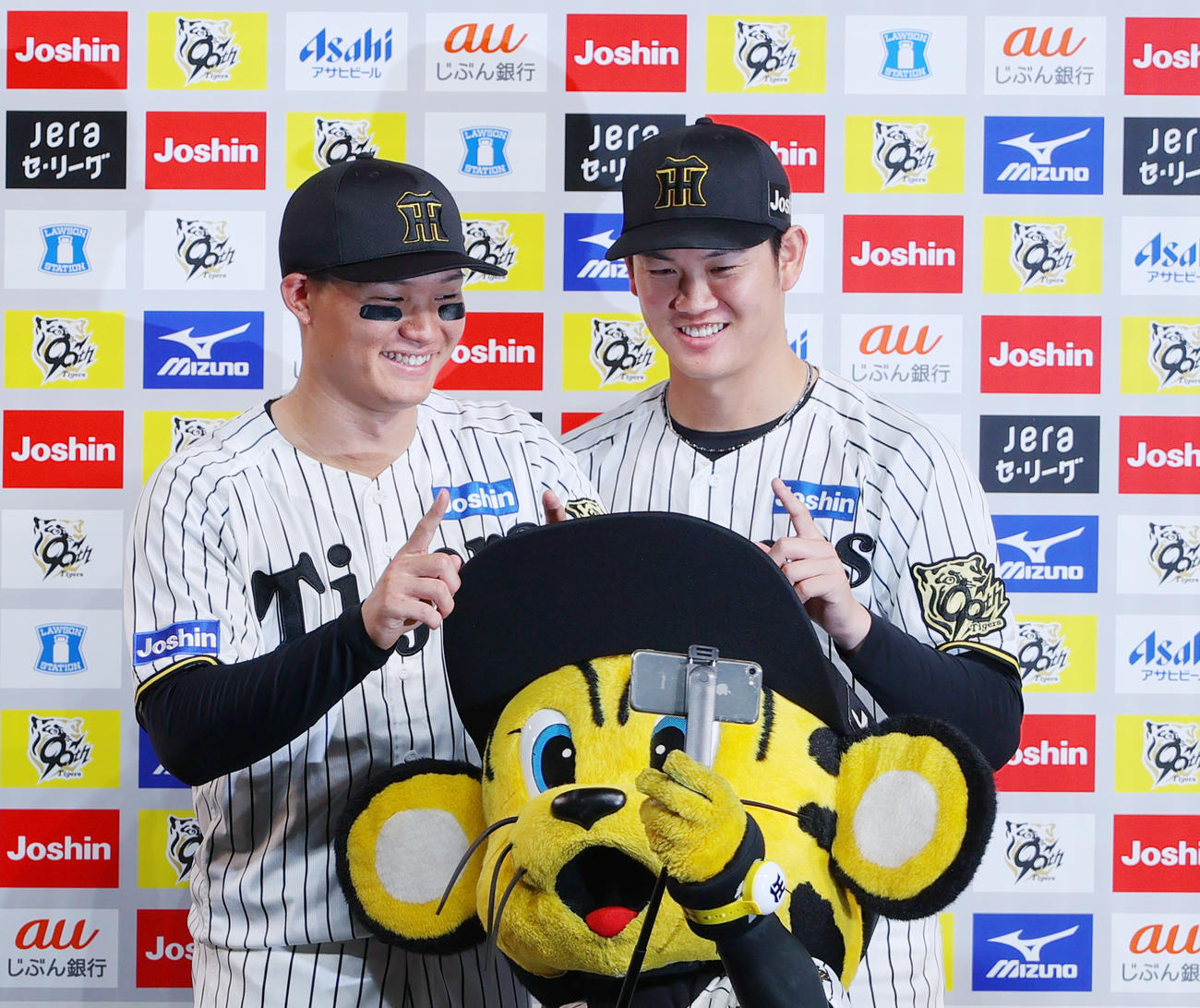 阪神対広島　優勝マジック1と指さし笑顔を見せるヒーローの阪神森下（左）と及川（撮影・上山淳一）