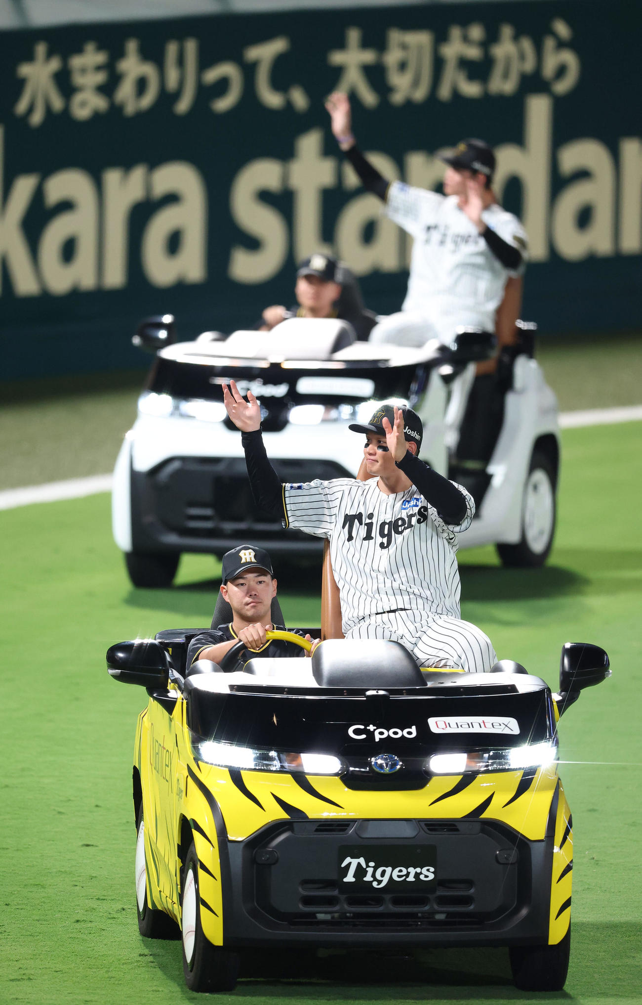 阪神対広島　リリーフカーで場内を1周する森下（左）と及川（撮影・上田博志）