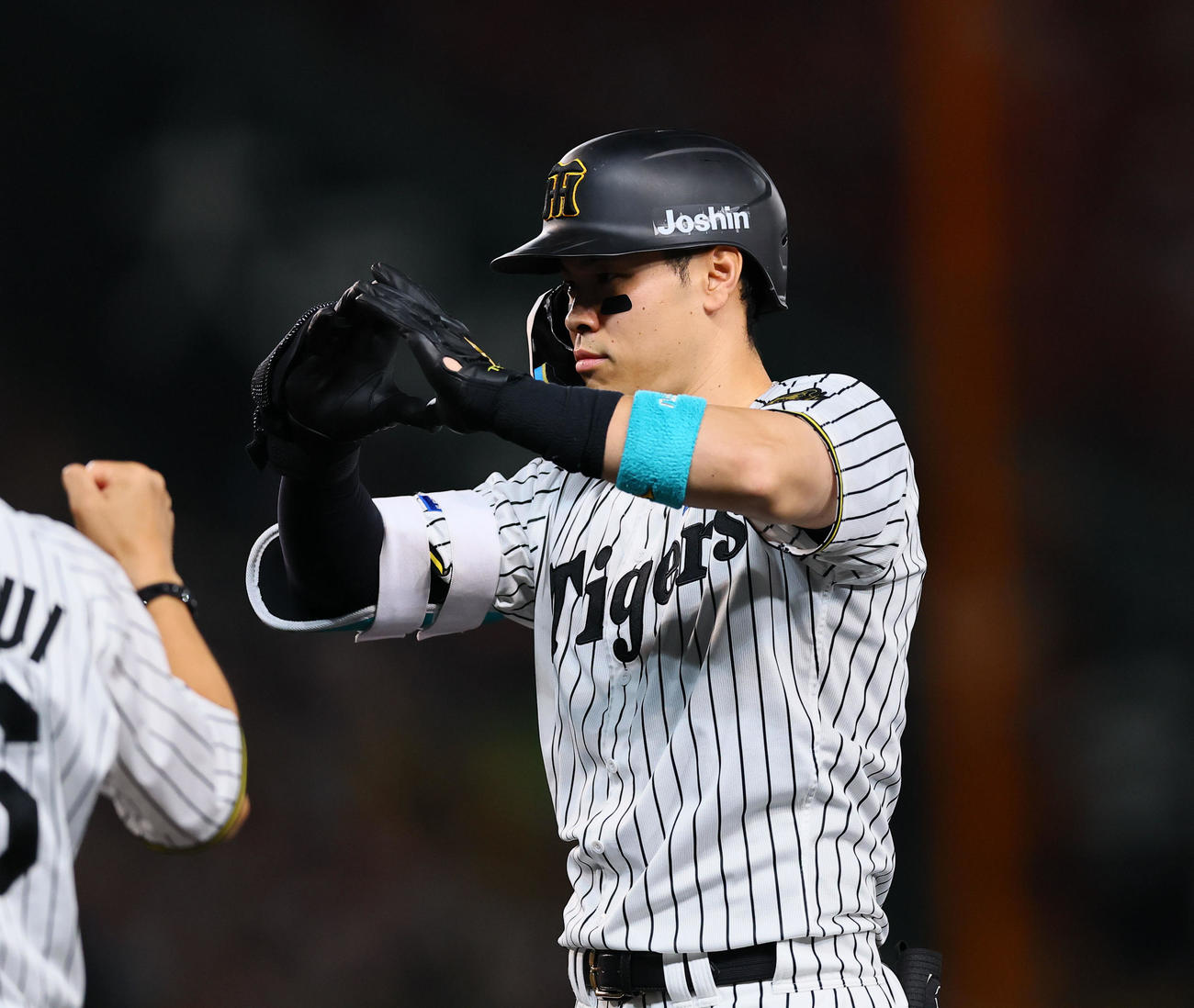 阪神対広島　4回裏阪神1死一、二塁、佐藤輝は右前に同点適時打を放ちポーズをとる（撮影・藤尾明華）