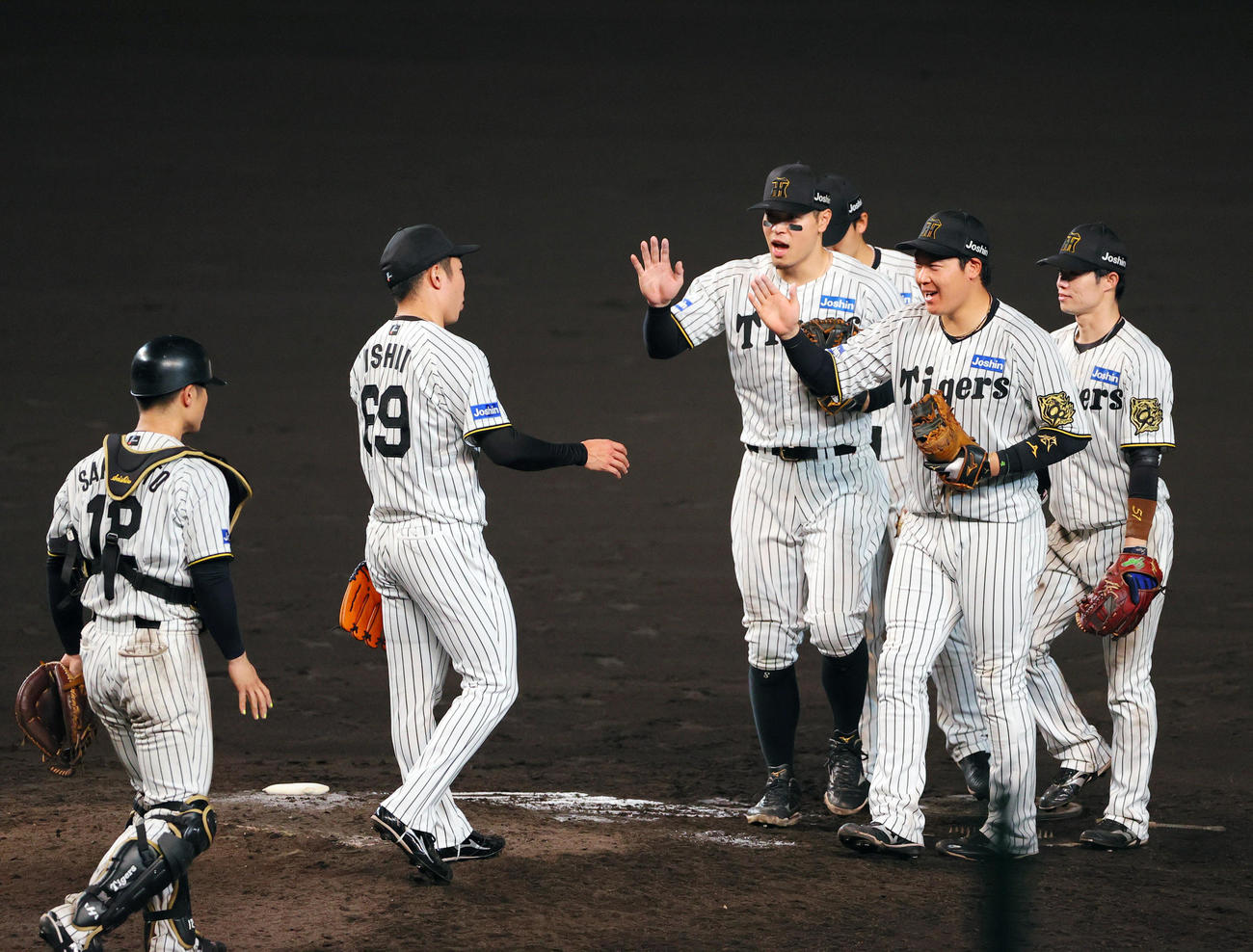 阪神対広島　広島に勝利し、タッチをかわす阪神ナイン（撮影・上山淳一）