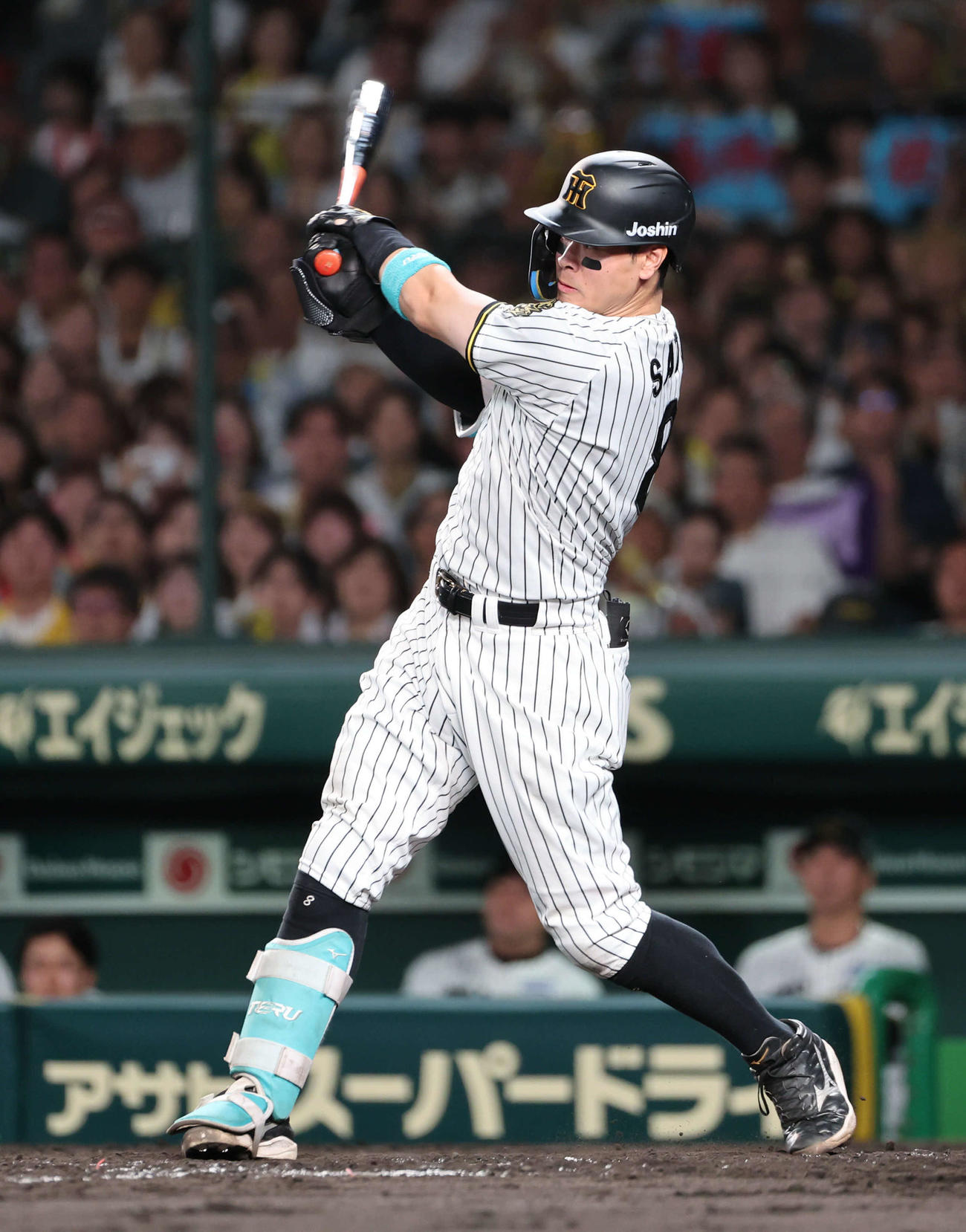 阪神対広島　4回裏阪神1死一、二塁、佐藤輝は右前適時打を放つ（撮影・西尾就之）