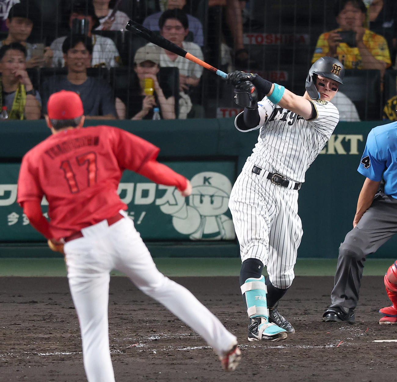 阪神対広島　4回裏阪神1死一、二塁、佐藤輝は右前に同点適時打を放つ（撮影・上田博志）
