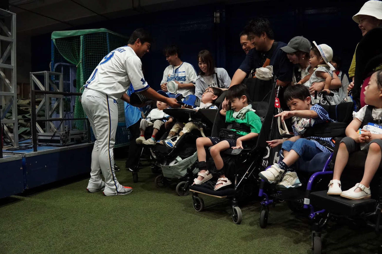 試合前に医療ケアを必要とする子どもたち家族6組と交流するDeNA山崎（左から1人目）（球団提供）