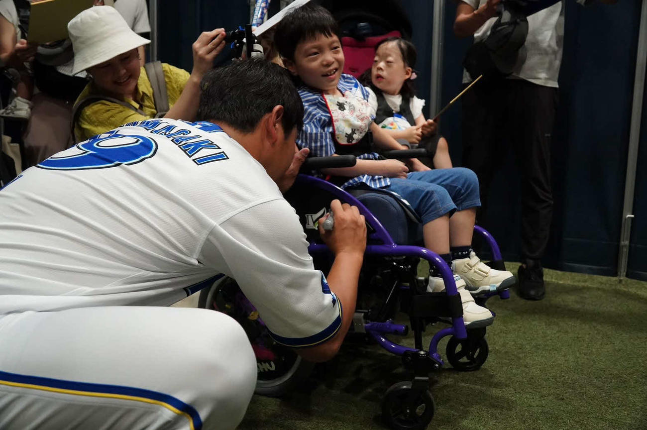 試合前に医療ケアを必要とする子どもたち家族6組と交流するDeNA山崎（球団提供）