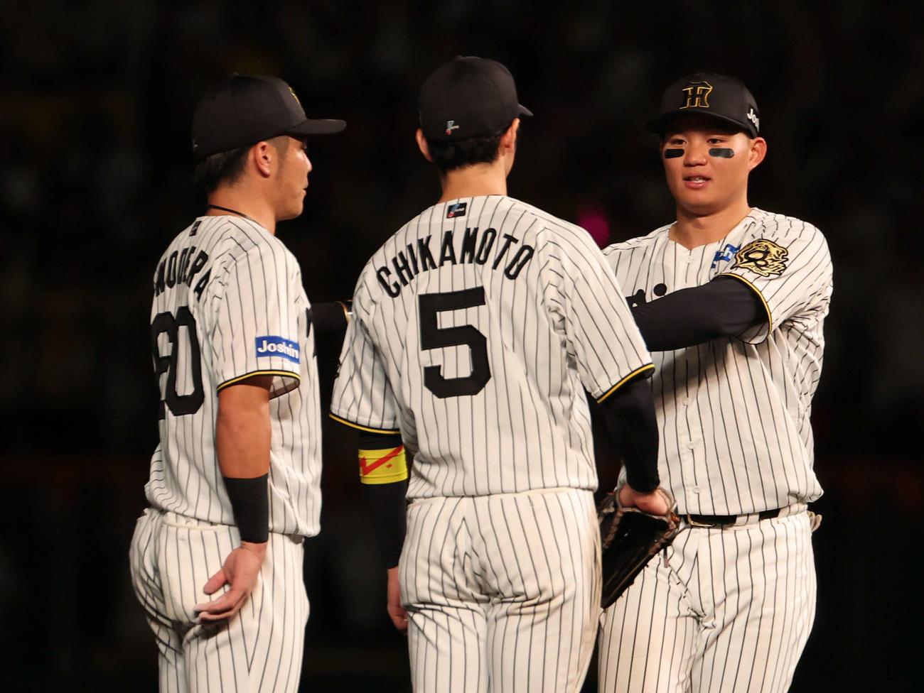 阪神対広島　阪神森下（右）は近本光司、小野寺暖と勝利を喜ぶ（撮影・西尾就之）