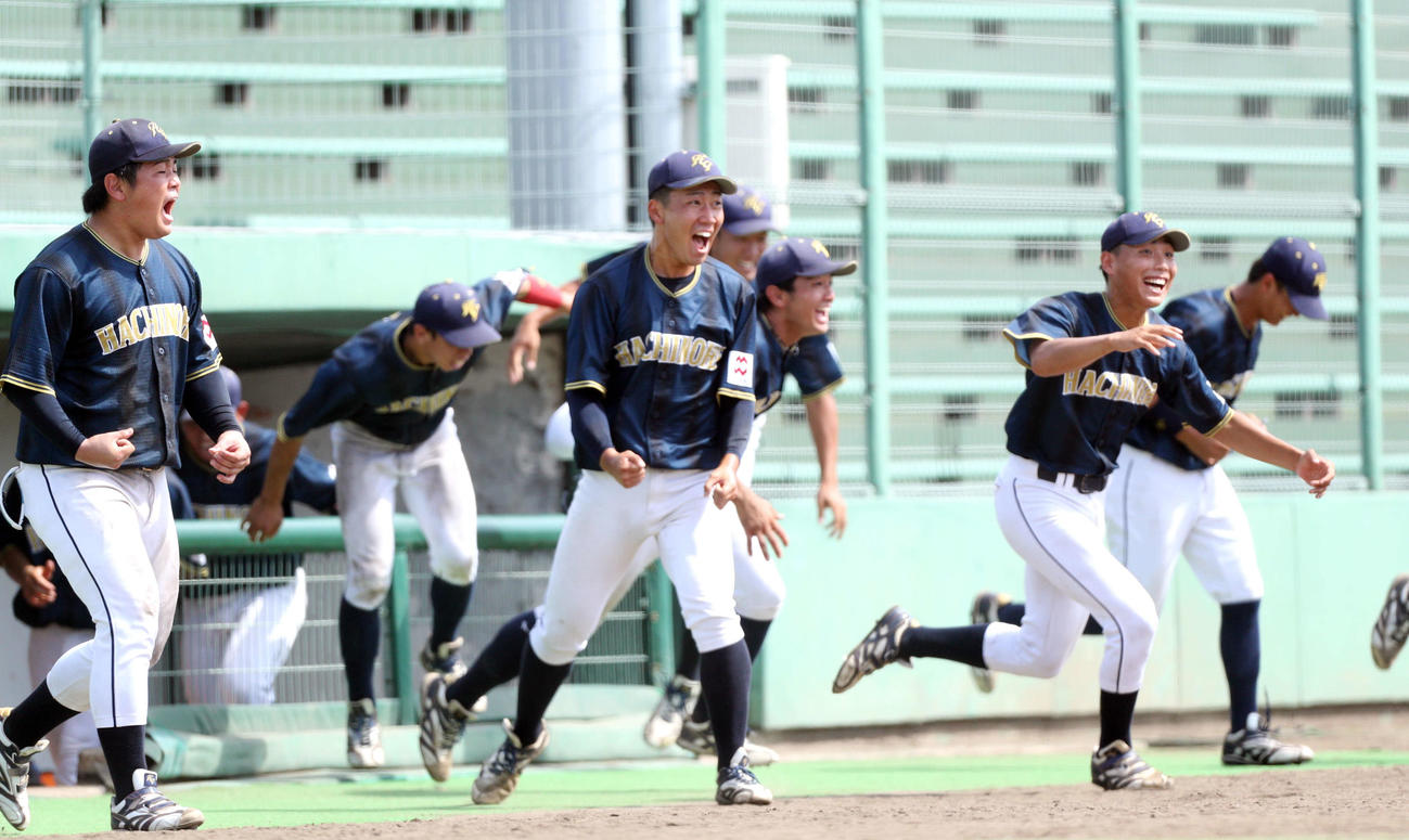 八戸学院大対富士大　勝利を決めベンチを飛び出す八戸学院大の選手ら（撮影・木村有優）