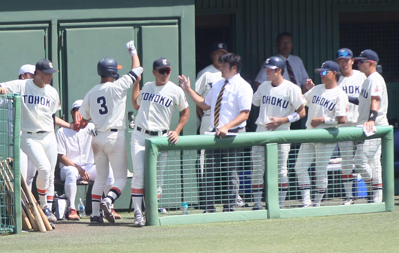 東北福祉大対宮城教育大　右越えの2ランを放ちベンチに祝福される東北福祉大・辻村（撮影・高橋香奈）