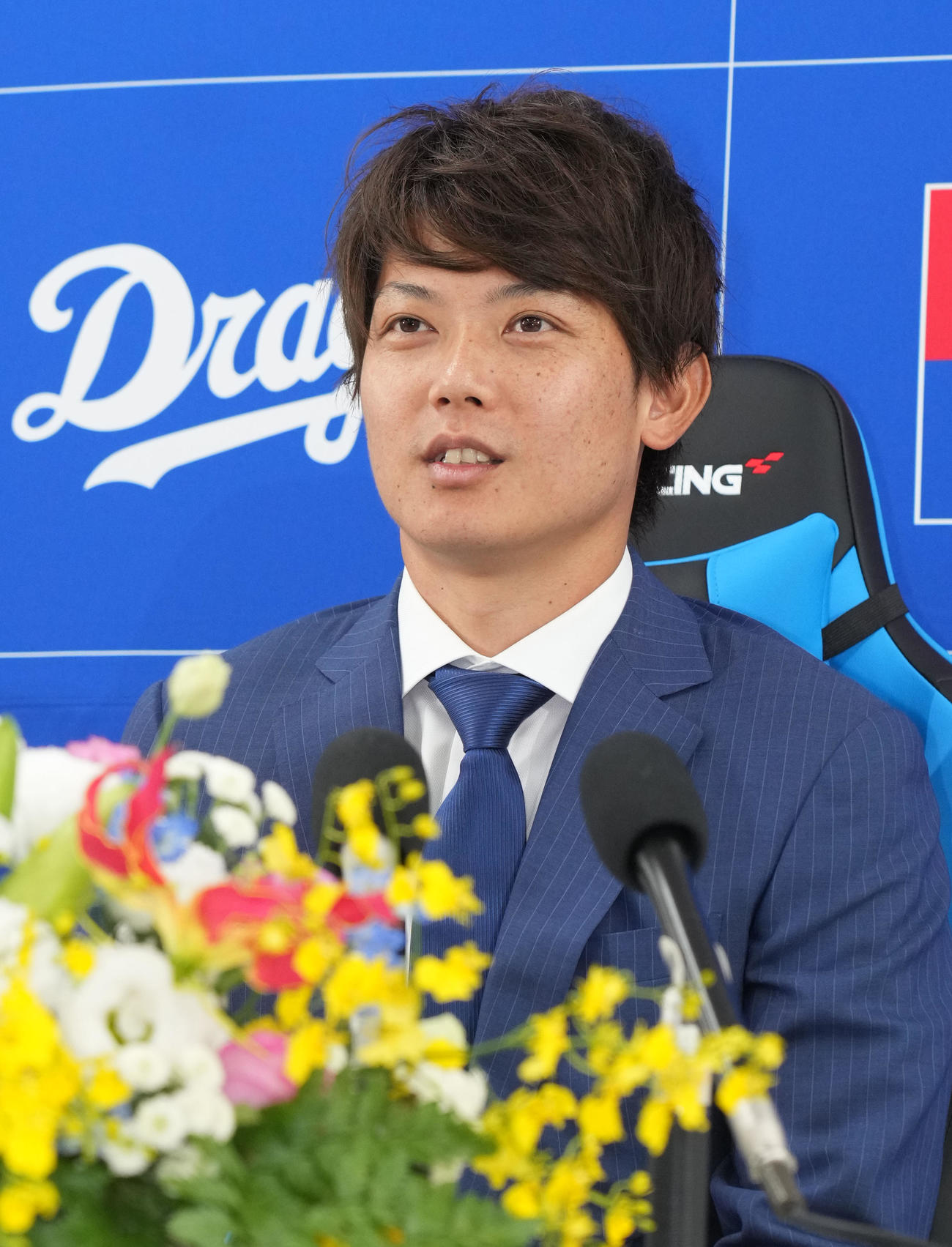 現役引退を決断し会見する岡田（撮影・森本幸一）