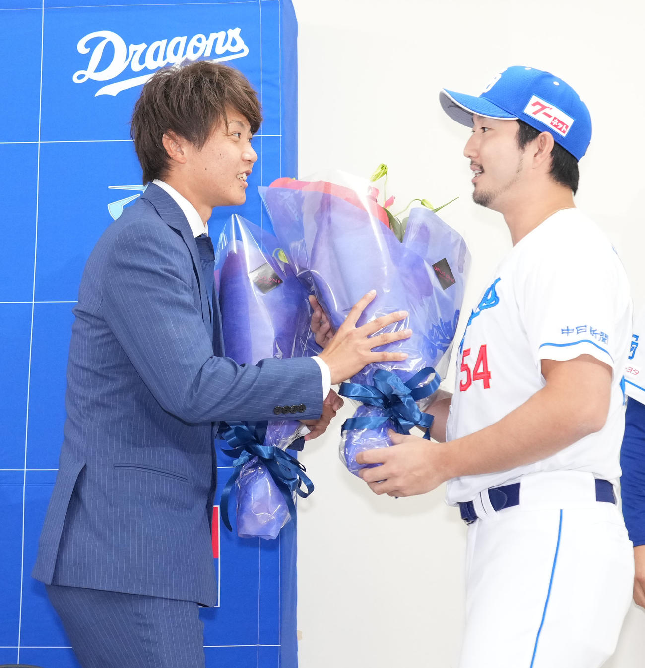 会見後、岡田（左）は藤嶋から花束を受け取る（撮影・森本幸一）