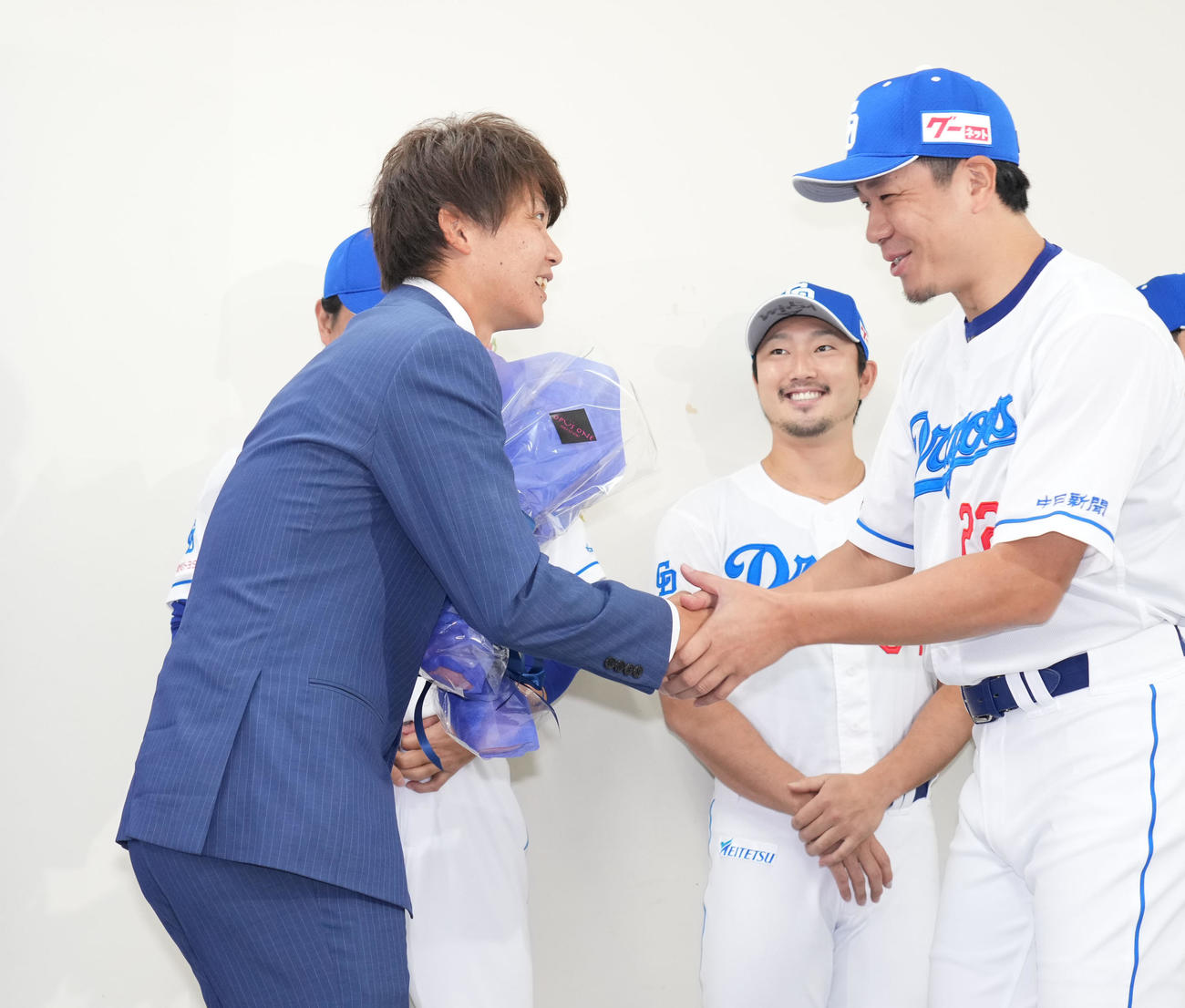 会見後、岡田（左）は大野と握手を交わす（撮影・森本幸一）