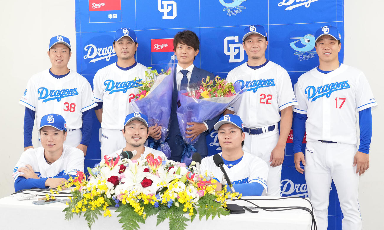 会見後、記念写真に納まる（前列左から）清水、藤嶋、近藤（後列左から）松葉、涌井、岡田、大野、柳（撮影・森本幸一）