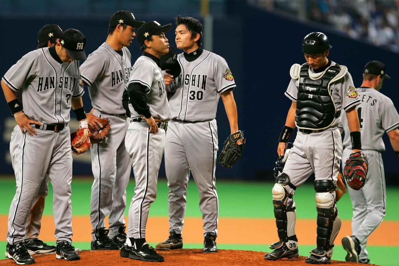 2005年9月7日　中日対阪神　9回裏中日1死二、三塁、自らマウンドへ足を運んだ岡田彰布監督（中央）は久保田智之らナインに言葉をかけた