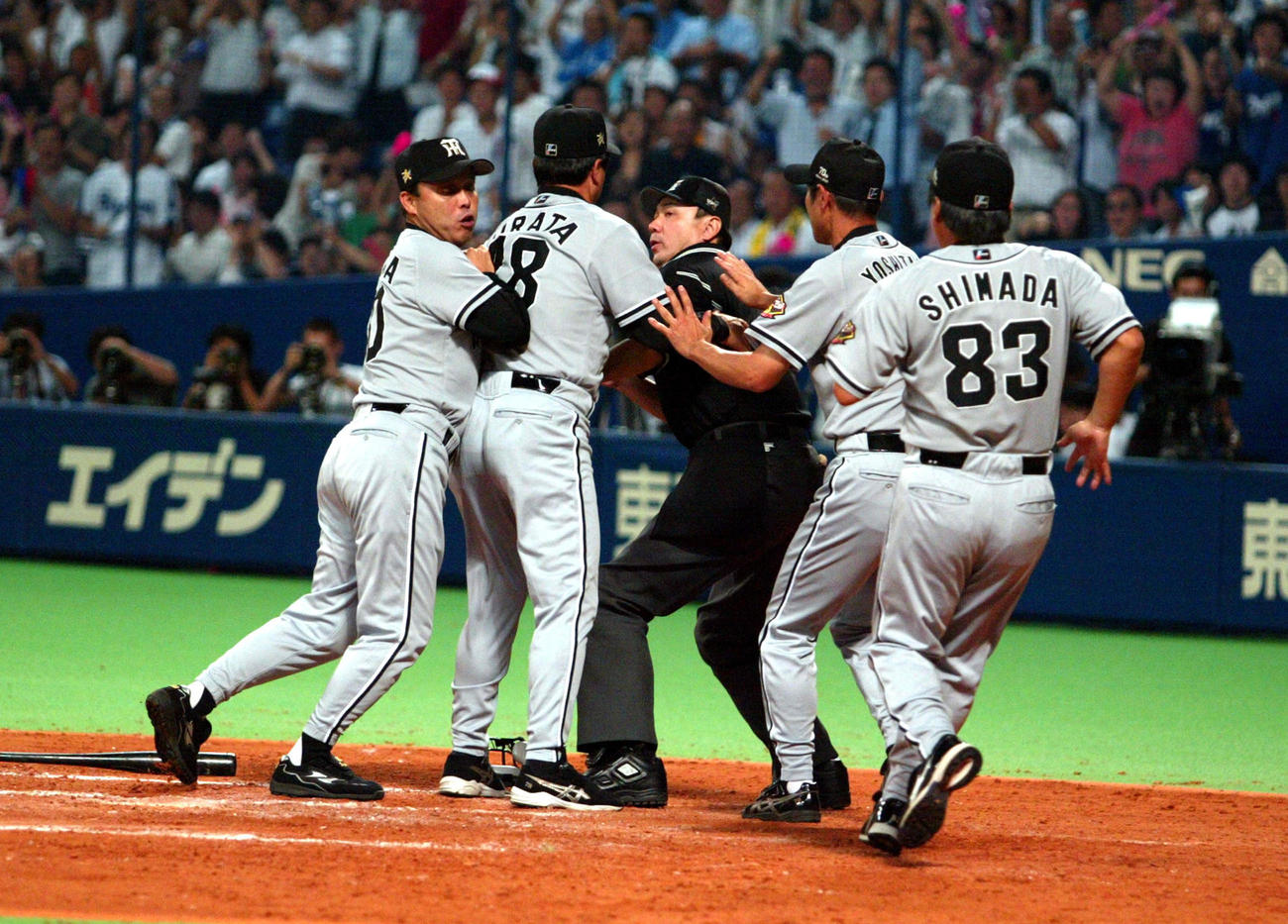 2005年9月7日　中日対阪神　9回裏阪中日無死二、三塁、谷繁の二ゴロで本塁突入したアレックスの判定に抗議した平田勝男ヘッドや岡田彰布監督ら阪神首脳陣