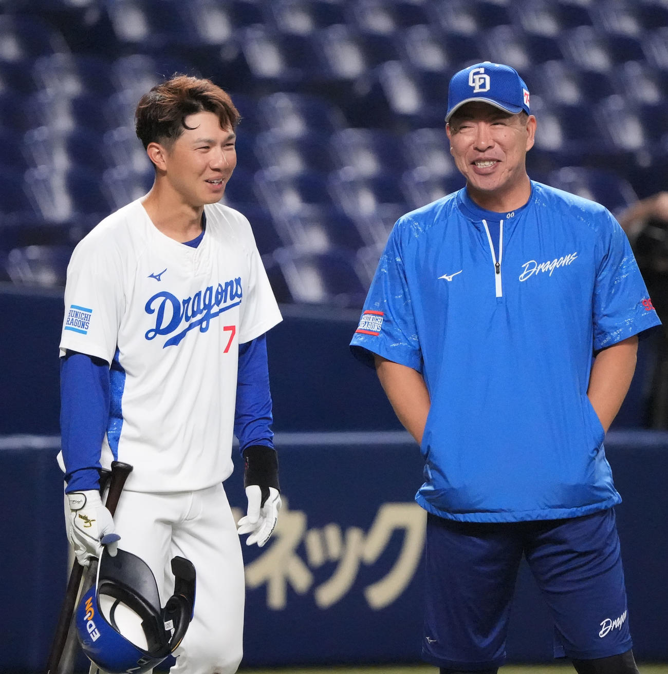 試合前、言葉を交わす左から福永と井上監督（撮影・森本幸一）