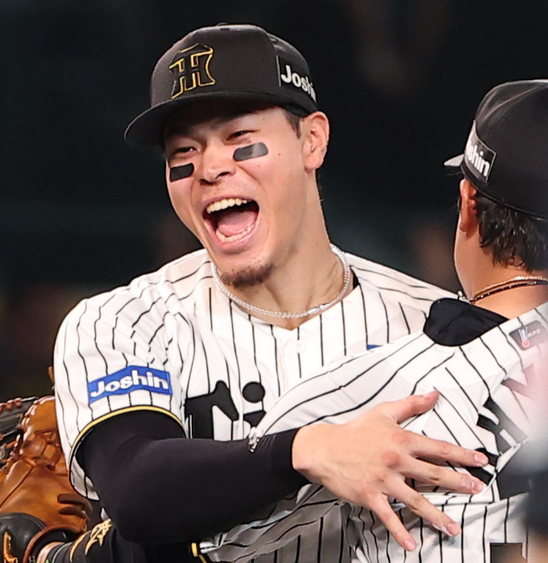 阪神対広島　優勝を決めた佐藤輝は笑顔を見せながら歓喜の輪に飛び込む（撮影・上田博志）