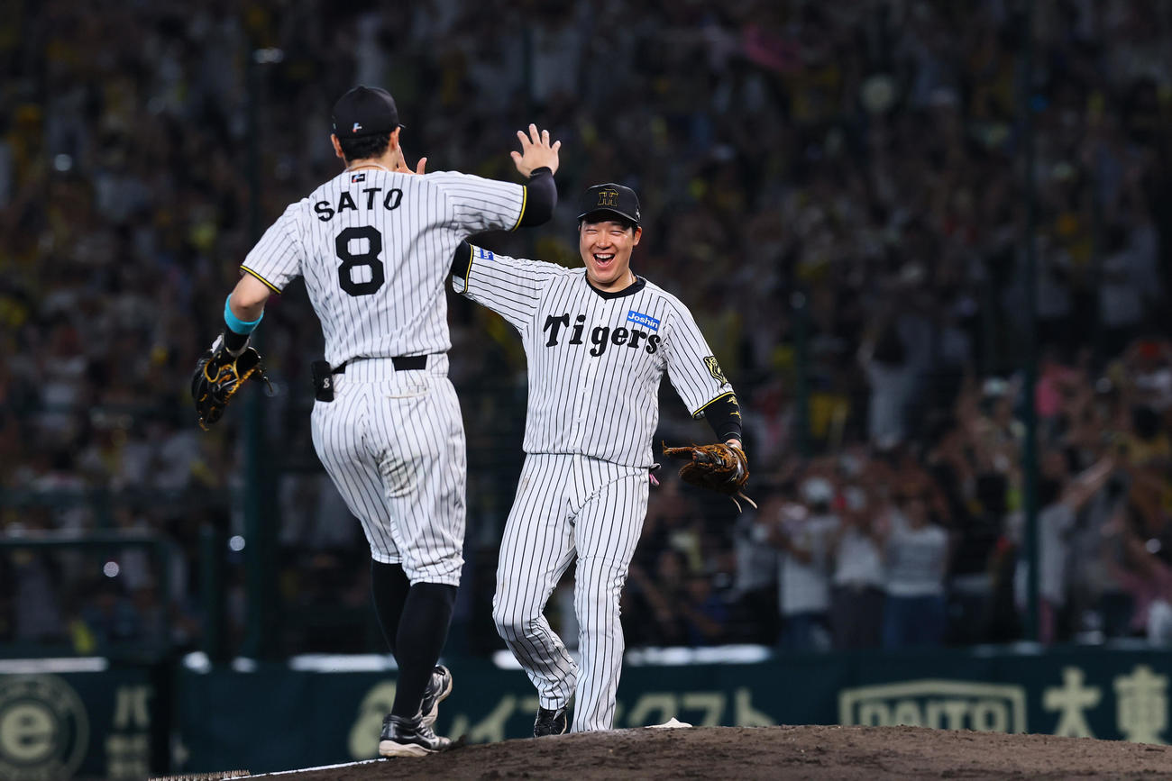 阪神対広島　リーグ優勝を決め、佐藤輝と喜ぶ阪神大山（撮影・藤尾明華）