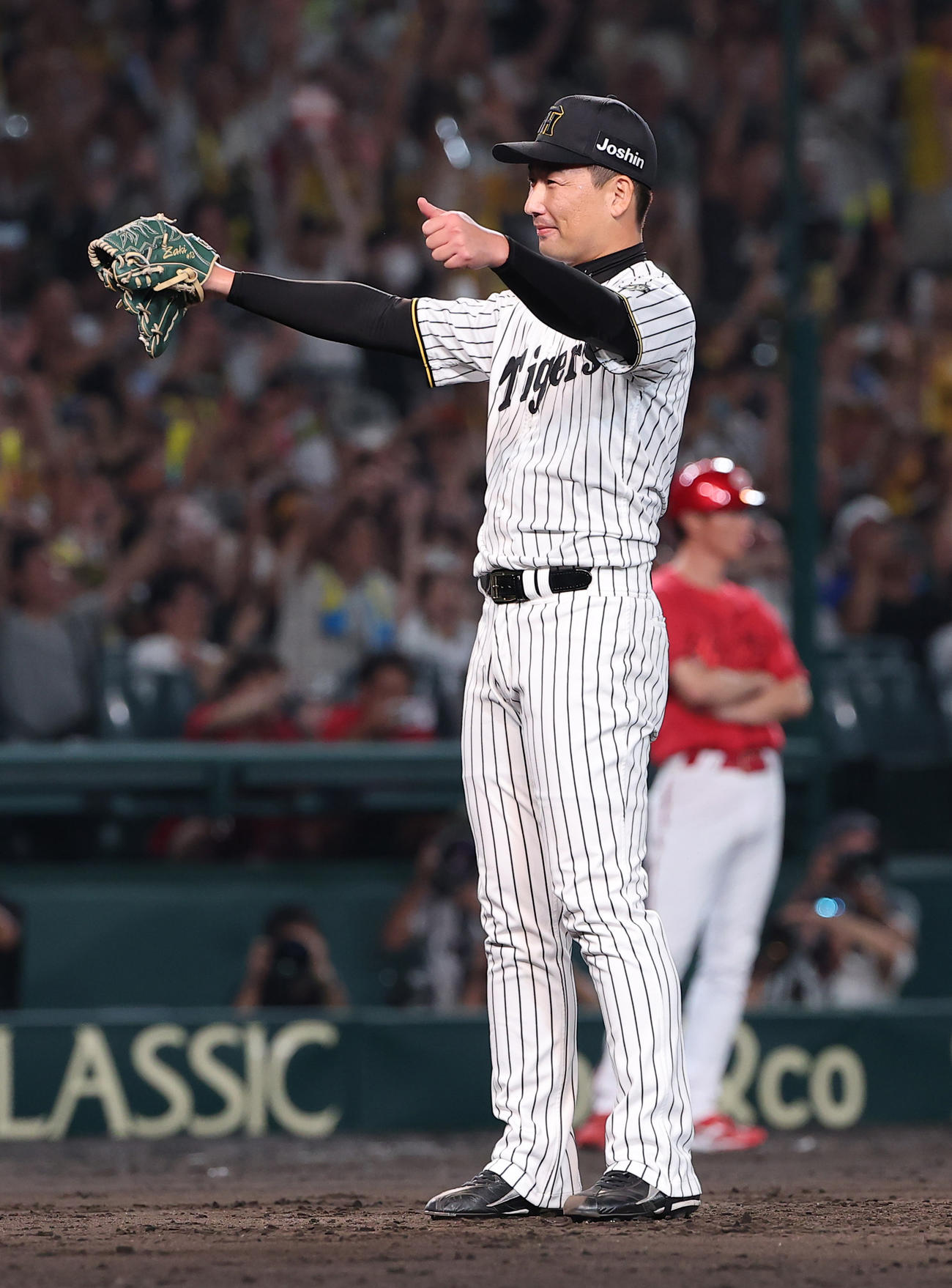 阪神対広島　優勝を決めた岩崎はガッツポーズをする（撮影・上田博志）