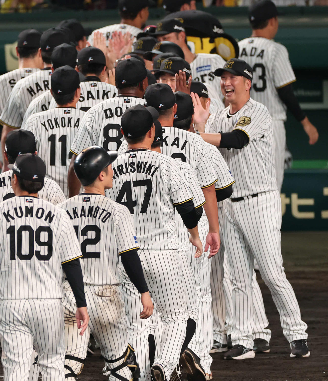 阪神対広島　胴上げ後、阪神藤川監督（右）は喜びの表情でナインを迎える（撮影・西尾就之）
