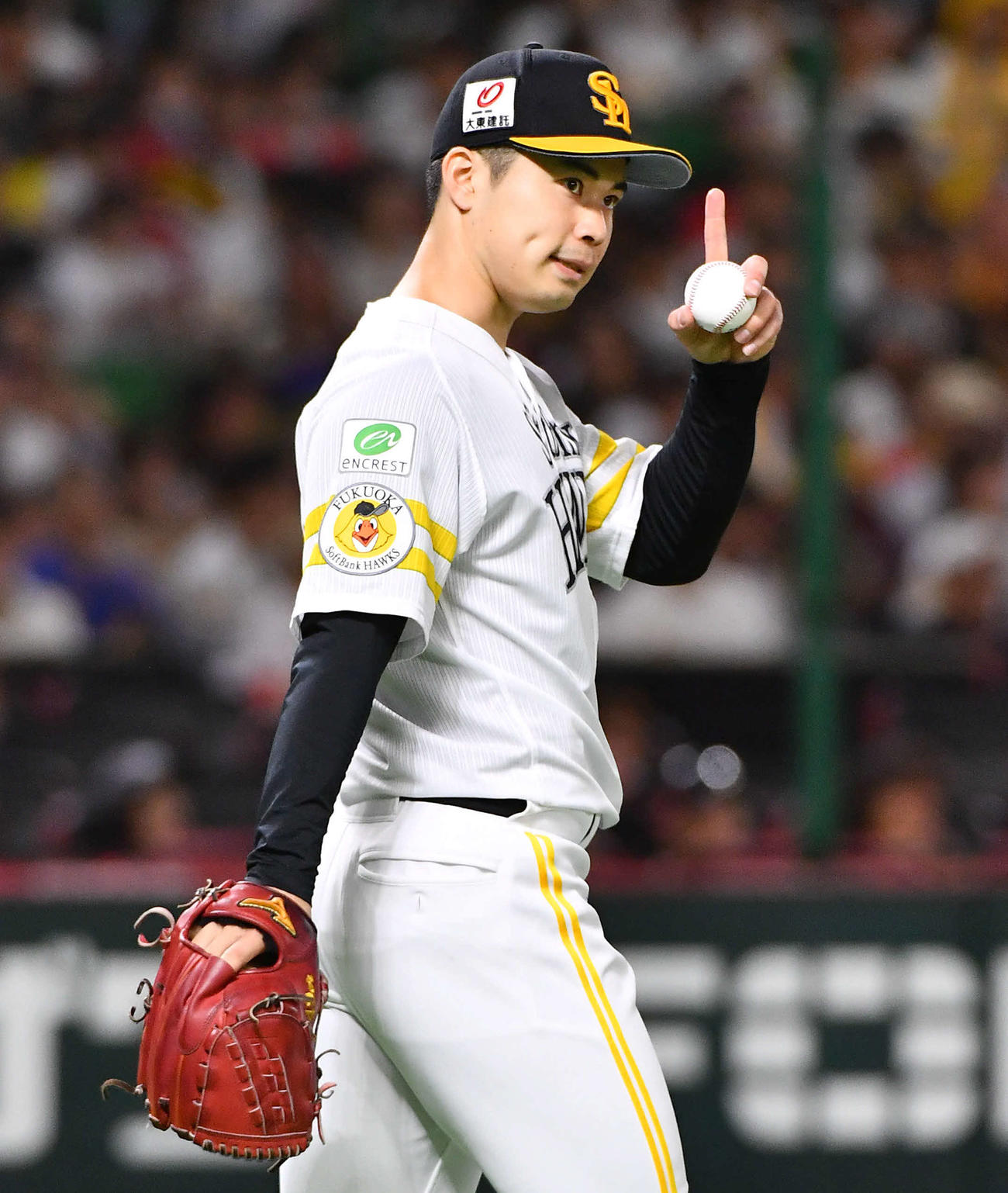 ソフトバンク対楽天　2回表楽天無死一塁、ゴンザレスを右飛に抑え、指で1をつくる松本晴（撮影・岩下翔太）