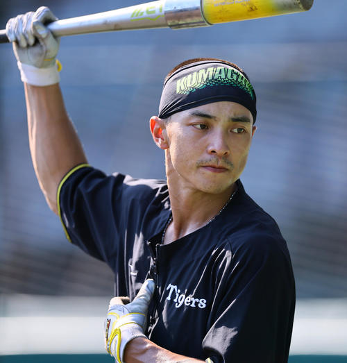 阪神】熊谷敬宥が丸刈りスタイルでグラウンド入り 史上最速優勝の可能